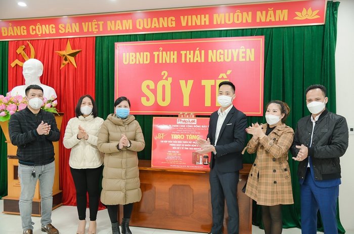Trao tặng 500 hộp viên thảo mộc Thiên Việt An cho một số đơn vị trên địa bàn tỉnh Thái Nguyên