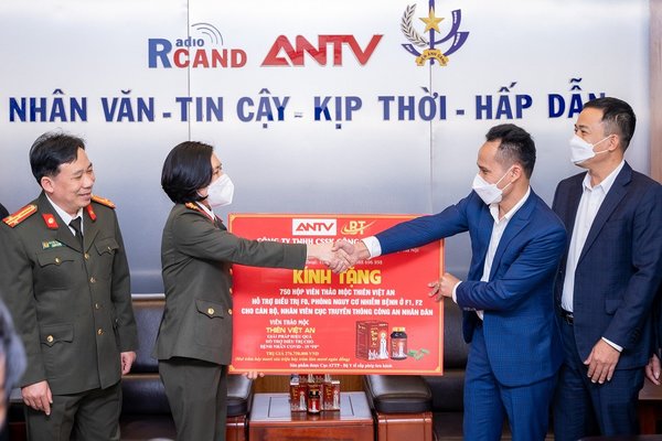 Trao tặng 750 Hộp Thiên Việt An hỗ trợ điều trị f0 cho cán bộ, chiến sĩ của Cục truyền thông CAND