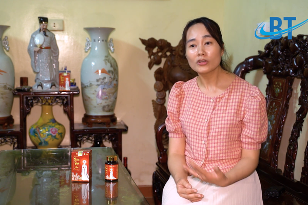 Phụ nữ đang cho con bú chia sẻ về cách dùng Viên Thảo Mộc Thiên Việt An